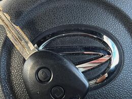 【キーレス】少し離れた場所からでもボタン一つでドアの開錠・施錠ができるのでとっても便利！ドアの鍵穴周りに傷をつけることもありません♪