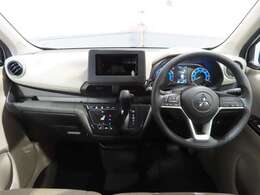 シフトレバーをダッシュパネルセンターに装備。運転席、助手席の足元すっきり！