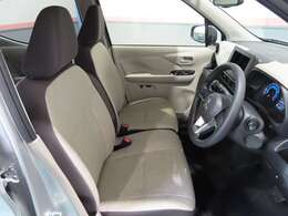 大きなベンチシートで足元もヒロビロ■大型シートで座り心地は快適♪中央にはアームレストが付いてゆったりドライブ♪　シートヒーターを運転席,助手席に装備(*^-^*)