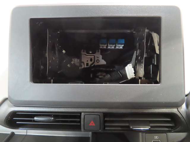 オーディオレス車です、有償にてオーディオ、ナビゲーションの取り付けが出来ます。スタッフにご相談ください。！！