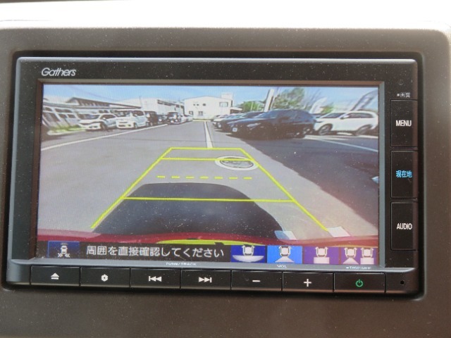 車庫入れ・駐車を安心サポート！バックカメラ装備です。
