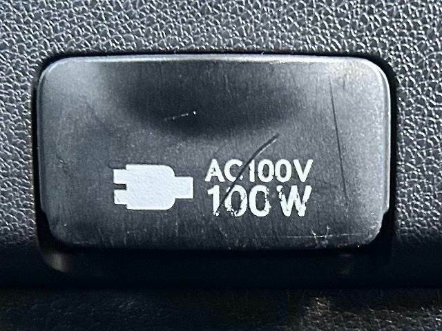 メーカーオプションの【AC100V】コンセント付きですので家庭用電化製品が車内でご利用いただけます。