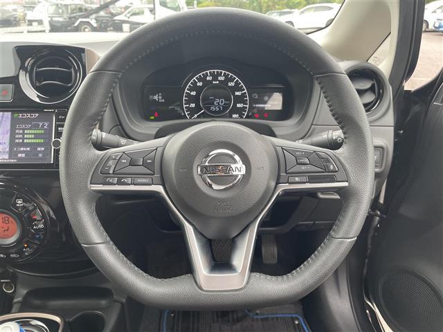 こちらはハンドルの写真です。中古車なので、若干の使用感はありますが、破損、不具合等はありません。弊社はユーザー様から買取した車両を、一台一台チェックして問題のない車両を掲載しております。ご安心ください