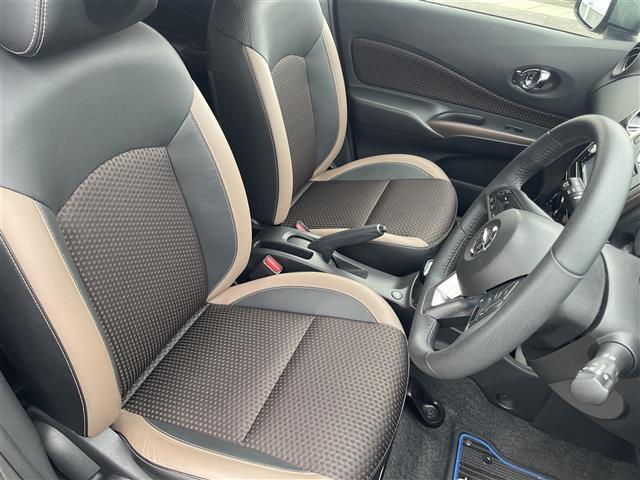 こちらは運転席のシートです。納車前には自社でしっかりクリーニングを行います。また、『AD除菌やシート撥水コーティング（別途料金）』などの、クリーニングメニューもご用意しております。
