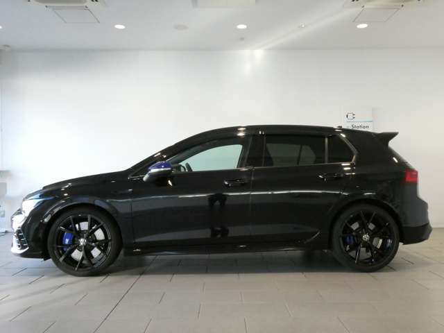 斜め前からのスタイルです☆フォルクスワーゲンのきれいなプレスラインが目立ちますね！