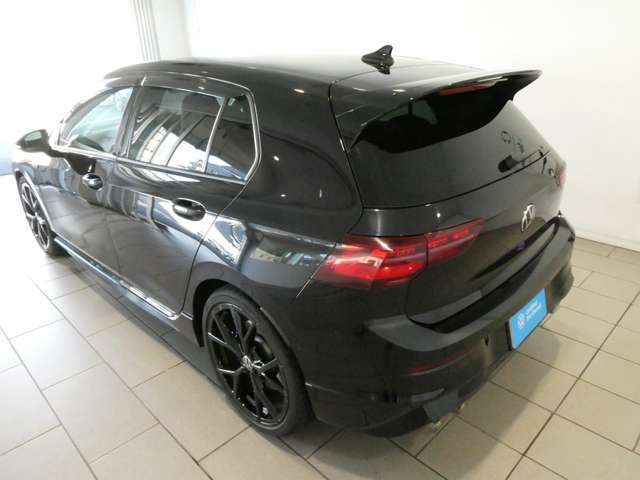 斜め後ろからのスタイルです☆フォルクスワーゲンのきれいなプレスラインが目立ちますね！