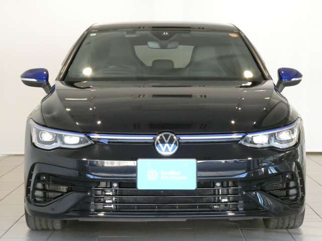 フロントマスクです。時速200kmh以上でも安定した走行が出来るように、空力とデザインを両立した設計がされております。