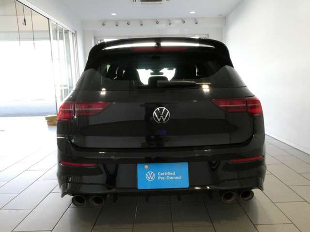 リアエンドからのスタイルです。右後ろには全車標準でリアフォグランプが装着されておりますので、視界不良時、後方からの追突防止にも役立ちます。