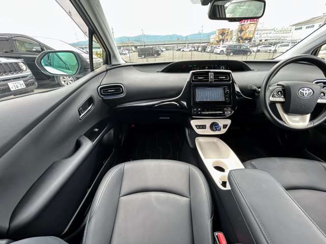 コーティングもできます。艶を出すだけではなく、雨ジミ・汚れ・小キズから愛車を守ってくれる優れもの。しかも、洗車の回数も減ってラクラク！ピカピカを保ちたい方、ぜひ体感してください。