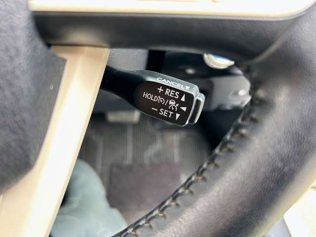 クルーズコントロールは、前方車両との車間距離を保持する機能はございませんが、ご自身で設定した速度で走行することができます！高速道路での運転が非常にラクになります♪