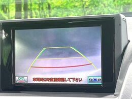 【バックカメラ】駐車時に後方がリアルタイム映像で確認できます。大型商業施設や立体駐車場での駐車時や、夜間のバック時に大活躍！運転スキルに関わらず、今や必須となった装備のひとつです！