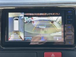 【全方位モニター】まるでクルマを真上から見下ろしたかのような視点で駐車をサポートします！クルマの斜め後ろや真横など、前後左右の4つのカメラの映像が合成されて、モニターに映し出されます。