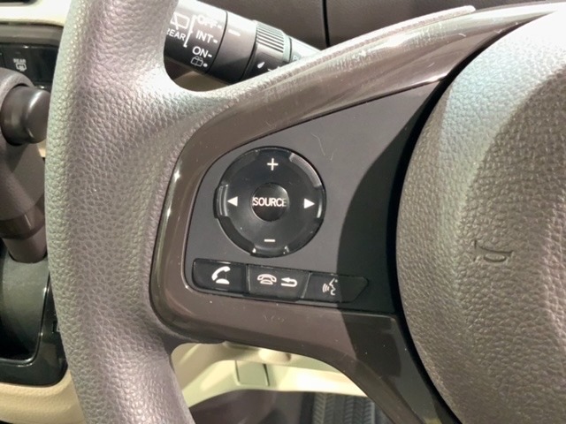 ステアリングにオーディオ操作スイッチが付いています。オーディオ画面に直接タッチしなくても操作が出来ますので、運転に集中できます。