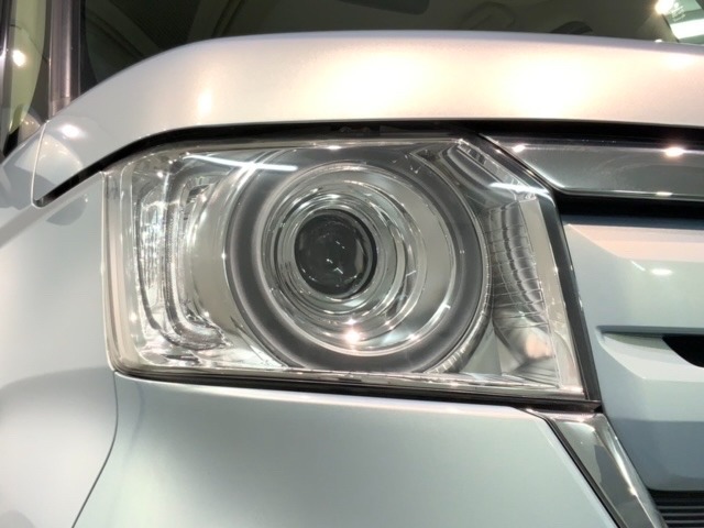 LEDヘッドライトは、点灯の瞬間から最大光量を発揮し、突然暗くなるトンネルなどでの安定感を高めます。
