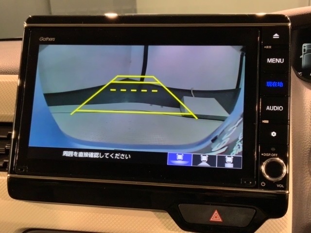 リバースギアに入れるだけで後方の表示へ切り替わります。夜間や雨の日の駐車も楽になりますよ。