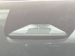 【ホンダセンシング】走行中に前方の車両等を認識し、衝突しそうな時は警報とブレーキで衝突回避と被害軽減をアシスト。より安全にドライブをお楽しみいただけます。
