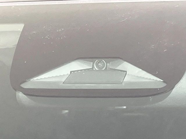 【ホンダセンシング】走行中に前方の車両等を認識し、衝突しそうな時は警報とブレーキで衝突回避と被害軽減をアシスト。より安全にドライブをお楽しみいただけます。
