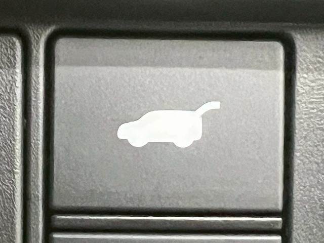 【電動リアゲート】装備しております。両手が塞がた状態からワンタッチでリアゲートを開閉出来る便利なオプションです。