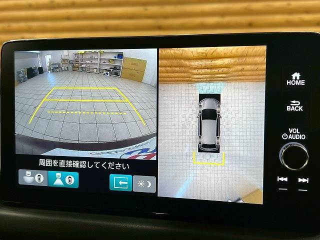 【アラウンドビューモニター】　クルマを上空から見下ろしているかのように、直感的に周囲の状況を把握できます。