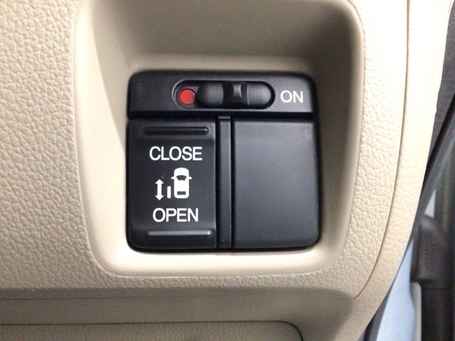 【パワースライドドア】助手席側がパワースライドドアになっており、運転席のスイッチやスマートキーでも開閉が可能です！開口部も広いので乗り降りも楽々♪