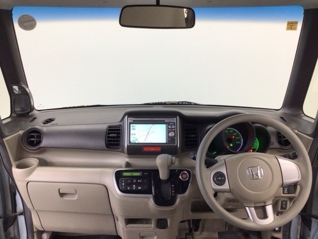 【前方視界】開放的な前方視界！運転がしやすく疲れにくいです♪窓が大きく、見通しがとっても良いおクルマですよ♪