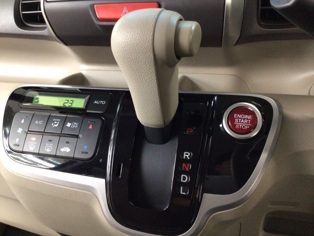 オートマチックシフトレバーは、手になじみ操作しやすい形状で安全運転にもつながります♪