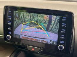 【バックカメラ】駐車時に後方がリアルタイム映像で確認できます。大型商業施設や立体駐車場での駐車時や、夜間のバック時に大活躍！運転スキルに関わらず、今や必須となった装備のひとつです！
