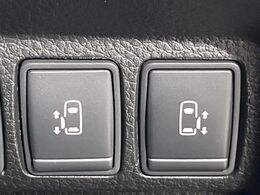【両側パワースライドドア】スマートキーや運転席のスイッチで後席両側スライドドアの開閉が可能♪電動だから力を入れてドアを開ける必要が無く、小さなお子様でも簡単に開け閉めでき快適です♪