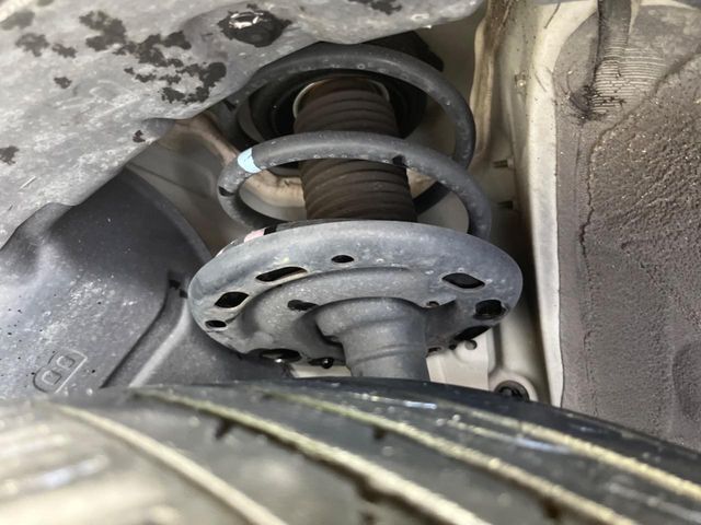 お車を安心してお乗りいただく為には、足回りの定期点検が欠かせません。サービスサポート（有償保証）では無料点検もご提供しており、安心のカーライフをお過ごしいただけるサポート体制が整っています。