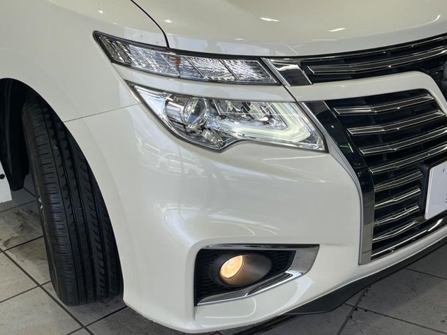【LEDヘッドライト】悪天候や夜間走行時も良好な視界を確保し安心して運転できる高輝度LEDヘッドライトを装備！点灯速度が早く、消費電力も抑えられています。