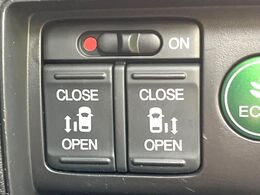 【両側パワースライドドア】スマートキーや運転席のスイッチで後席両側スライドドアの開閉が可能♪電動だから力を入れてドアを開ける必要が無く、小さなお子様でも簡単に開け閉めでき快適です♪