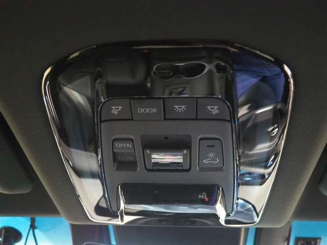 サンルーフは運転席から操作可能です。