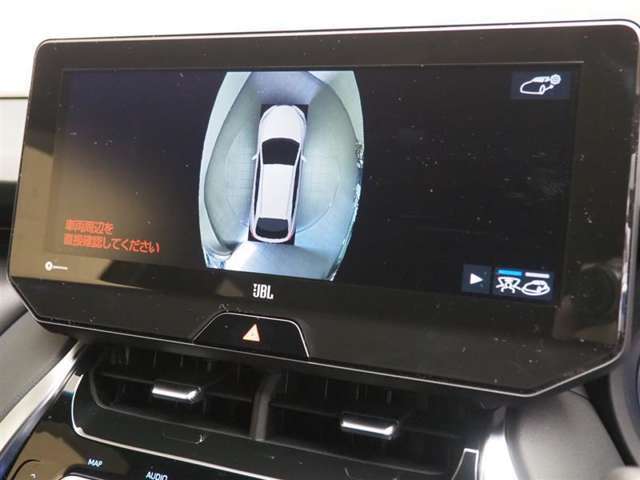 パノラミックビューモニター付きです。車両を上から見たような映像をディスプレイオーディオ画面に表示。運転席からの目視だけでは見にくい、車両周辺の状況をリアルタイムでしっかり確認できます。