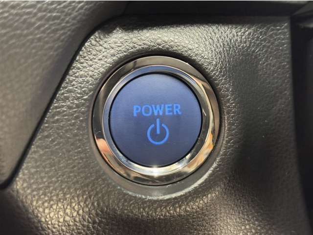 エンジンスタートボタンです。キーが車内にあれば、エンジンの始動・停止はブレーキを踏んでスイッチを押すだけ！キーを取り出す手間を省き、ワンプッシュでエンジンを操作するので簡単でスムーズです。