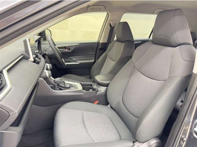 トヨタ中古車「まるごとクリーニング」施工済。外装はもちろん内装はシートを外して見えない所まで徹底洗浄しています。