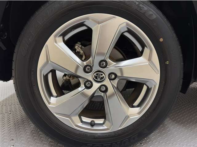 「トヨタ純正アルミホイール」を装着！純正なので車のデザインともマッチしています。高級感やスポーティーさを際立たせてくれます。