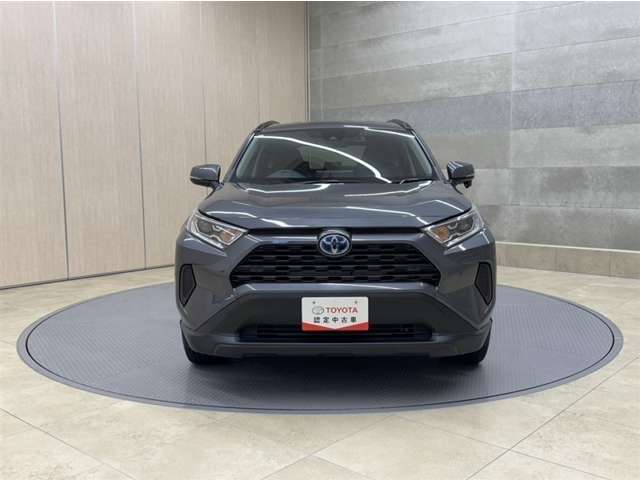 お車購入のポイントとなるフロントマスクです！シャープな目つきが印象的なデザインのヘッドランプです。