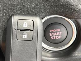 【キーレススタートシステム】カバンやポケットに入れたままでもドアの施錠・解錠が可能なスマートキーを装備。エンジンのオン・オフ時もカギを取り出す必要が無いからとっても便利です♪