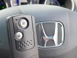 【Hondaスマートキー】カバンやポケットに入れたままでもドアの施錠・解錠が可能なスマートキーを装備。エンジンのオン・オフ時もカギを取り出す必要が無いからとっても便利です♪