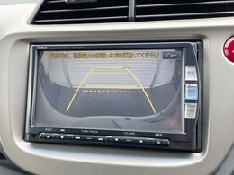 【バックカメラ】駐車時に後方がリアルタイム映像で確認できます。大型商業施設や立体駐車場での駐車時や、夜間のバック時に大活躍！運転スキルに関わらず、今や必須となった装備のひとつです！