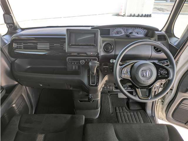 水平基調で上質感あるブラック加飾。ピアノブラック調のパネルがアクセントに