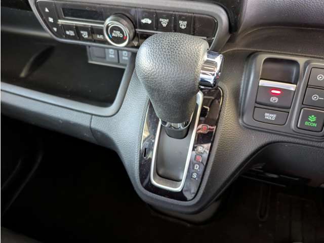 シフトレバー付近に関してですが、大きなヤブレや、欠損などはございません。写真では、伝えきれない部分もございますので、一度現車の確認いただけますと幸いです。