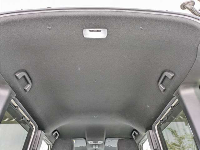 天井につきましては、大きなシミやヤブレなどは、ございません。中古車の中でも比較的状態が良好な車両に絞って、販売しております！気になるところがございましたら、何なりとお申し付けください。