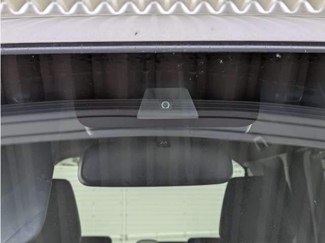 前方の車両等障害物を認識し、追突の危険性が高まったら音や警告灯などで警告し、さらに危険性が高まると自動的にブレーキが作動して衝突回避と被害軽減をアシスト。