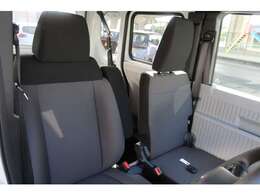 ドライバーのかたと助手席のかたが座るシートです。実際お座りいただいてご体感ください。お気軽にご来店ください！