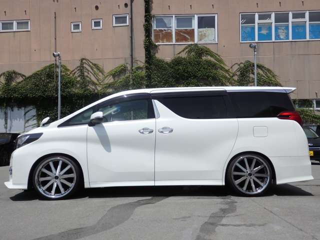 お車の車検・オイル交換・修理・鈑金塗装・ガラス修理・デントリペア・ボディコーティングなども幅広く対応しております。その際は無料で代車を貸し出し致します。車のことは何でもお任せください！