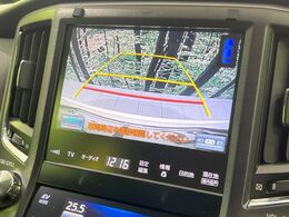 【バックカメラ】駐車時に後方がリアルタイム映像で確認できます。大型商業施設や立体駐車場での駐車時や、夜間のバック時に大活躍！運転スキルに関わらず、今や必須となった装備のひとつです！