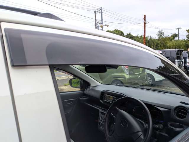 雨の日でも窓を開けて空気の入れ替えができるドアバイザー付き。見た目の高級感もuP！