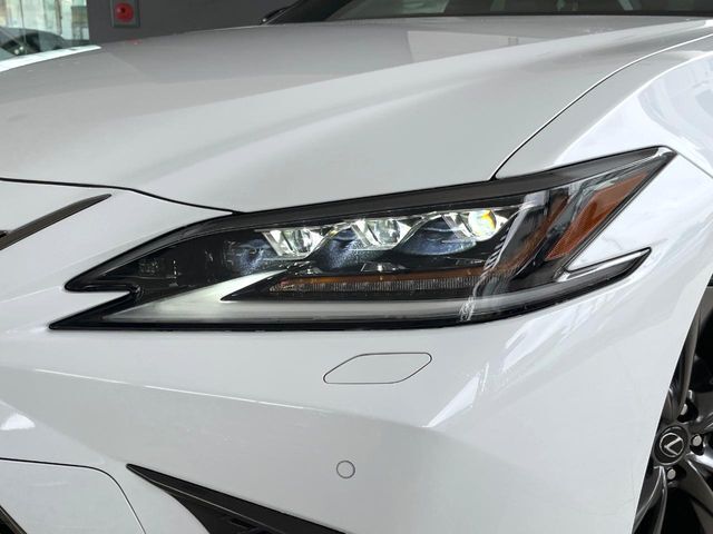 【LEDヘッドライト】悪天候や夜間走行時も良好な視界を確保し安心して運転できる高輝度LEDヘッドライトを装備！点灯速度が早く、消費電力も抑えられています。