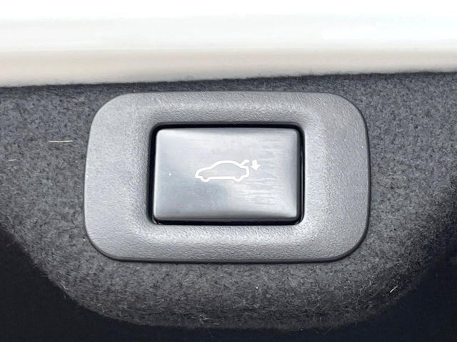 【パワーバックドア】スマートキーや運転席のボタンを押すだけでリアゲートが自動で開閉します！荷物を持っている時や、高い位置にあるバックドアを閉める際に便利な機能です♪